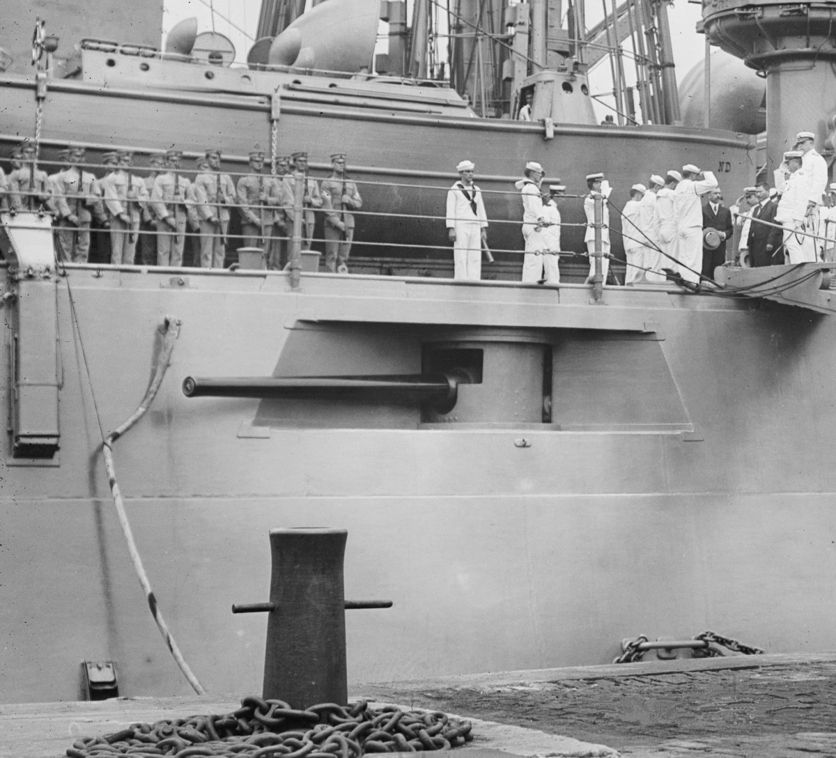Casemate_USS_North_Dakota_LOC_09527u.jpg