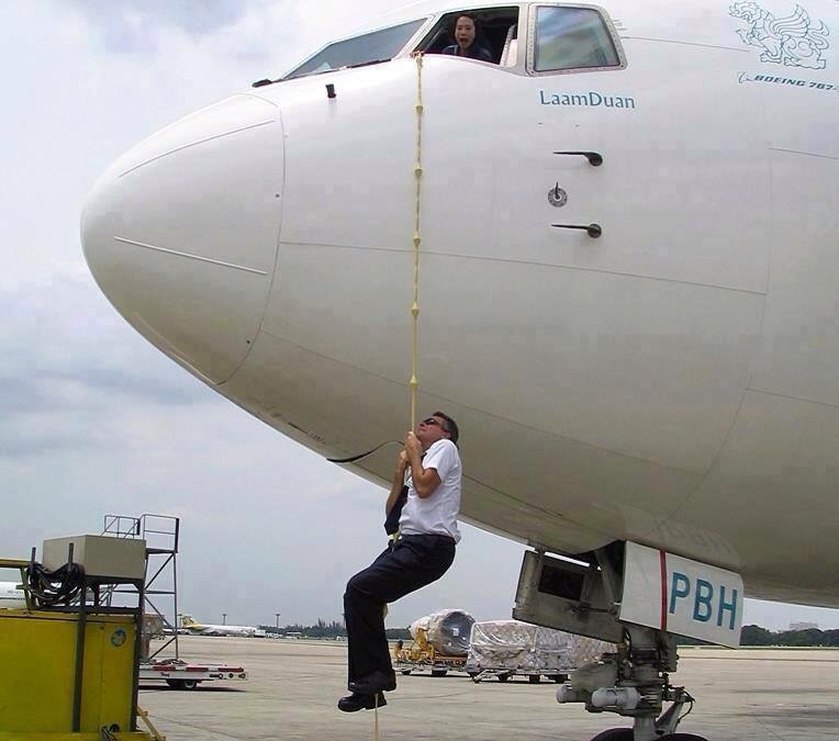 How a Pilot evacuated from the cockpit in an extreme emergency..! – 247  Flight Support